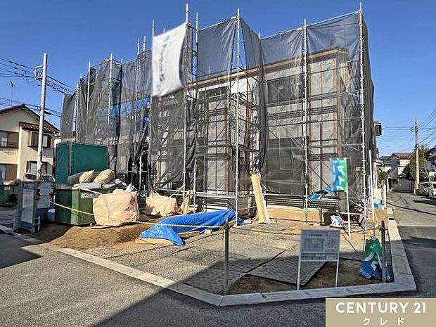 防水シートの施工中です。雨漏りや壁の中の腐食を防ぐ重要な役割をしています。