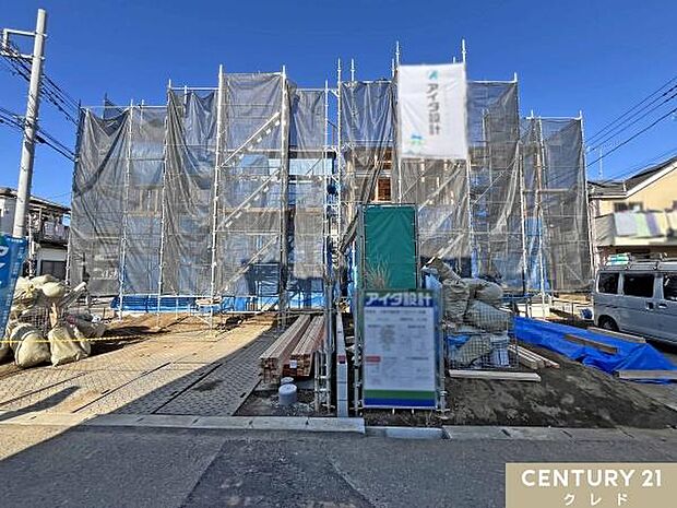 【左1、右2号棟】柱や梁などのお家の主要な部分が組まれ、段々とお家の形が出来上がってきました！