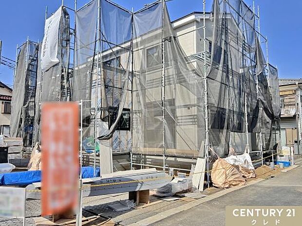 着々と完成に近づいています。外壁の施工や塗装を行った後、建物の外観や室内など全体を仕上げていきます。