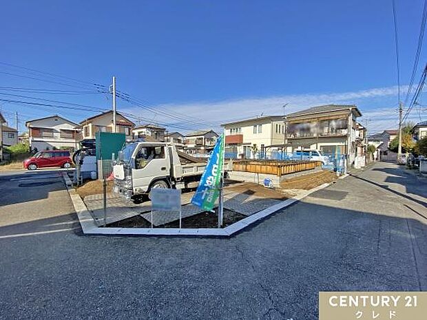 角地に面したお住まいは陽当たりもよく開放的な室内で過ごすことができます。完成まで随時写真を更新します！