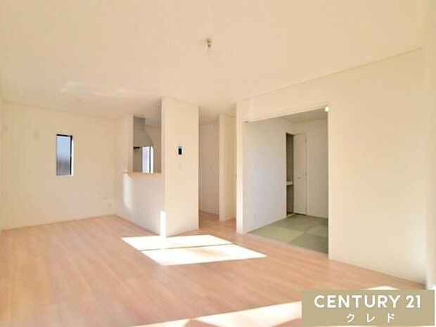 【LDK16帖】家族が自然と集まる16帖のLDK。隣接する和室とつなげれば20.5帖のゆとりある空間に！お子様の遊び場や来客時にも広々と使えます。