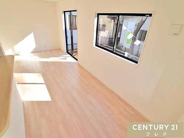 【LDK16帖】南側に開口部を設けたリビングは、明るい光がたっぷりと入る居心地の良い空間。ご家族みんなが自然体で心地良く過ごすことができます。