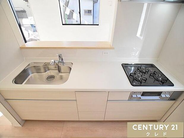 対面式キッチンは視線が抜けて明るく、開放的な雰囲気に。お料理をしながらお子さまの様子を見守れるので、子育て中のご家庭にも嬉しい間取りです。