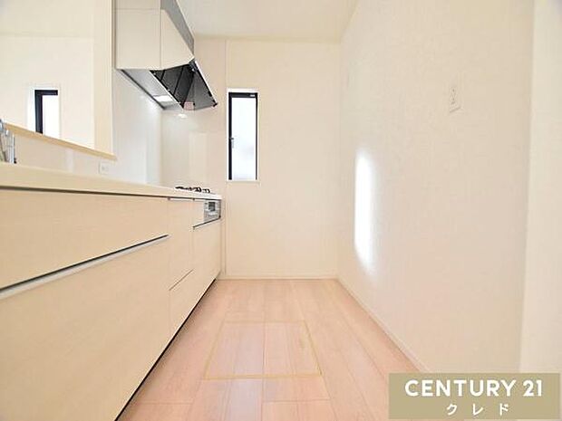 キッチンは大人2人が並んでもゆとりのある広さで、毎日の家事の時間も快適に。お子さまの「やってみたい！」にも、笑顔で応えたくなる空間です。