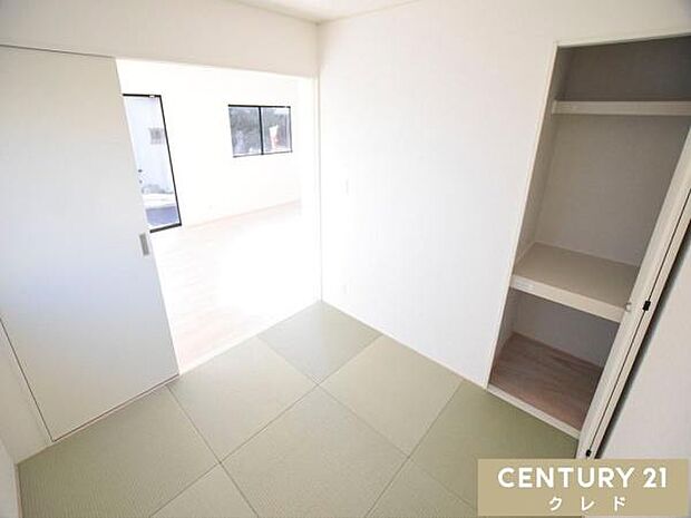 【和洋室4.5帖】リビングと繋がるフレキシブルな和室。来客時に座布団を出せば応接間として、布団を敷けばお客様用の寝室としても使うことができます。