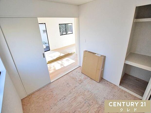 【和洋室4.5帖】リビングと繋がるフレキシブルな和室。来客時に座布団を出せば応接間として、布団を敷けばお客様用の寝室としても使うことができます。