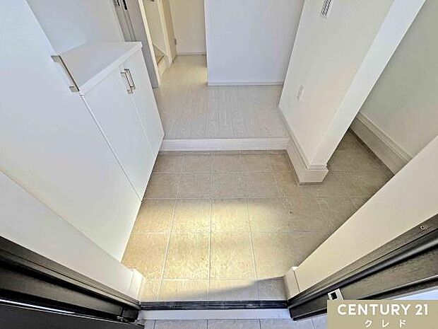 明るく清潔感のある玄関。シューズインクローク付きで、靴はもちろんベビーカーやアウトドア用品もまとめて収納でき、玄関をすっきり保てます。