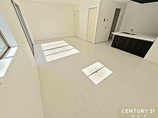 【LDK20帖】広々とした20帖のLDKは、明るい陽射しが差し込むくつろぎの空間。人気の対面式キッチンを採用し、ご家族のコミュニケーションが自然と生まれます。