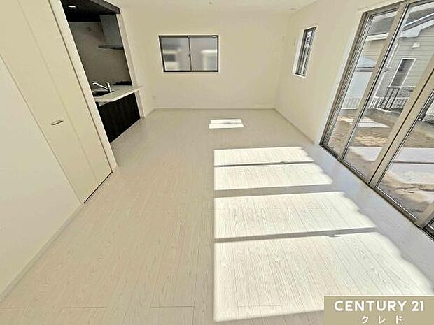 【LDK20帖】南側に開口部を設けたリビングは、明るい光がたっぷりと入る居心地の良い空間。ご家族みんなが自然体で心地良く過ごすことができます。