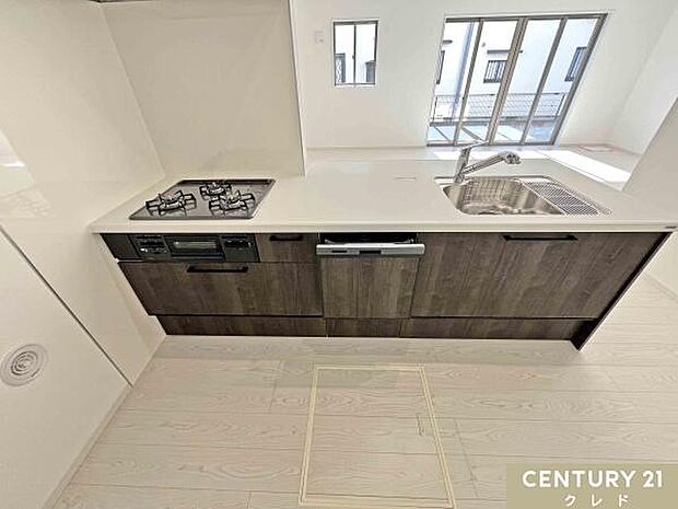 リビングで遊ぶお子さまを見守りながら調理ができる、安心の対面式キッチン。清潔感あふれる空間で、毎日の家事も楽しくなりそうです。