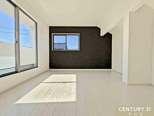 【洋室7.3帖】ダークトーンのアクセントクロスが印象的な洋室7.3帖。南向きバルコニーから自然光が差し込み、明るく開放的な空間です。2か所のオープン収納で、お部屋をすっきり保てます。