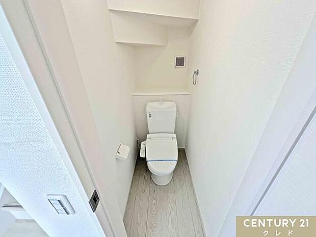 快適性と衛生面を兼ね備えたウォシュレット機能付きトイレ。お手入れもしやすく、清潔な状態を保ちやすいのも魅力です。