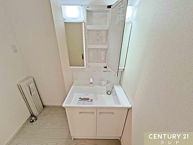 洗面室には収納豊富な三面鏡化粧台を完備。鏡裏や足元のスペースを無駄なく活用し、日用品をスッキリ収納できます。