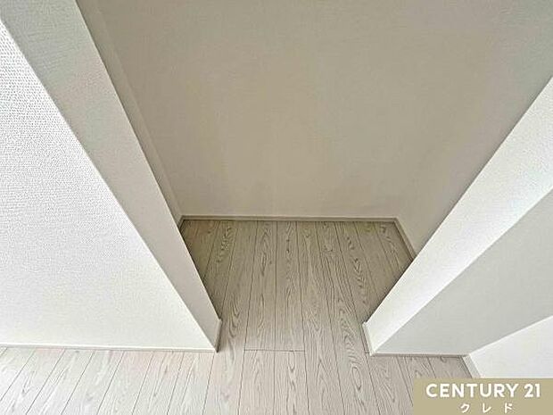 キッチン横にはパントリーを設けました。収納棚を置けば、食材のストックや飲料水、使用頻度の低い調理家電などをまとめて収納できます。