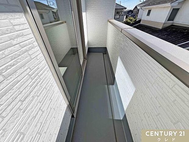 柔らかな陽光が降り注ぐ南向きのバルコニー。晴れた日には洗濯物やお布団を気持ちよく干すことができます。