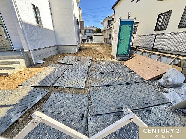 室内・駐車場も完成に向けて施工が行われています。幅6ｍの道路に面した駐車場には並列2台の車が停められます。