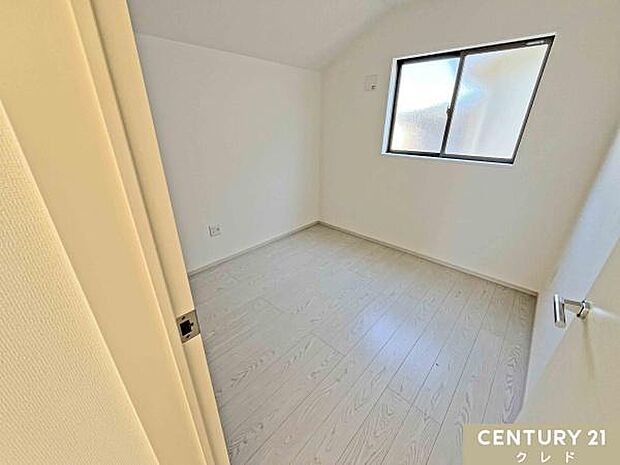 【洋室4.5帖】4.5帖の洋室は、テレワークのワークスペースや趣味の部屋など、ライフスタイルに合わせて多目的に活用できる便利な空間。