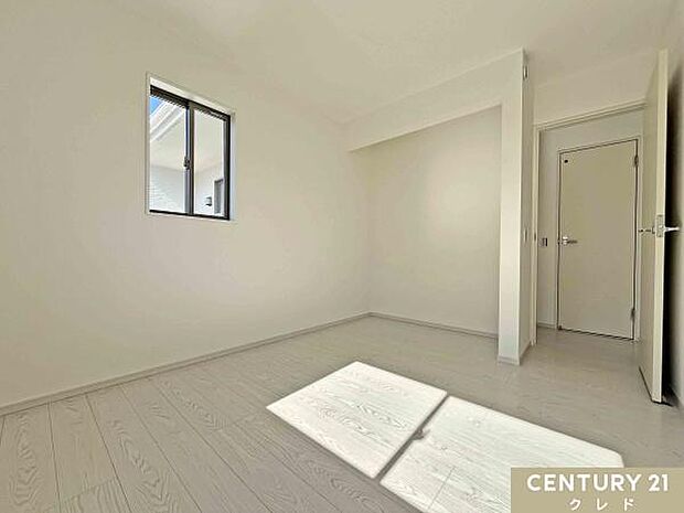 【洋室5.2帖】ホワイト×木目調の明るく清潔感のある洋室。シンプルな内装なので、お好みの家具を置いて自分好みの空間を作れます。