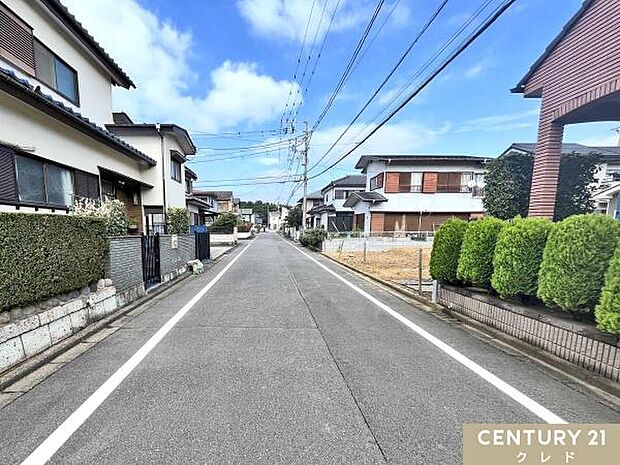 並列2台駐車可!前面道路は西側幅員6m!ゆとりがあり、車のすれ違いや駐車もしやすく安心!