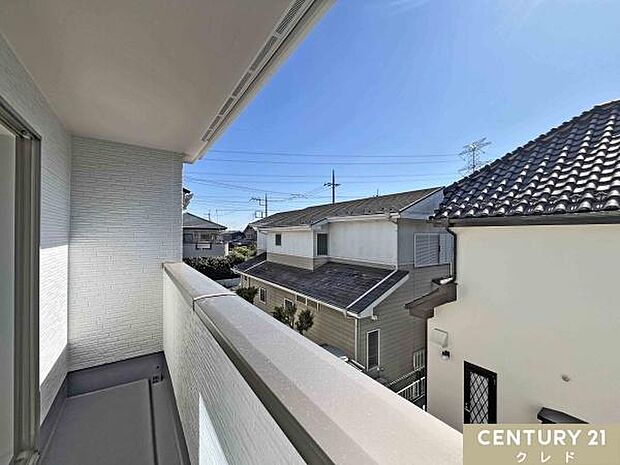 バルコニーからの眺望です。晴れた日には青空が広がり、心地よい風に包まれながら、ゆったりとした時間をお過ごしいただけます。