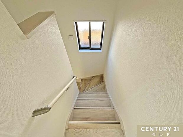 【手すり付き階段】安全性に配慮した手すり付き階段。小さなお子さまやご高齢の方も安全に上り下りできる、ご家族みんなが安心して使えるやさしい設計です。