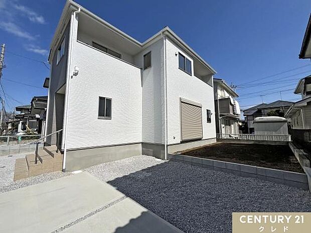 植物を育てたり、季節の花を植えたり、日々の暮らしに彩りを添えるお庭付き。ご家族のくつろぎのひとときを支える、心地よいスペースです。