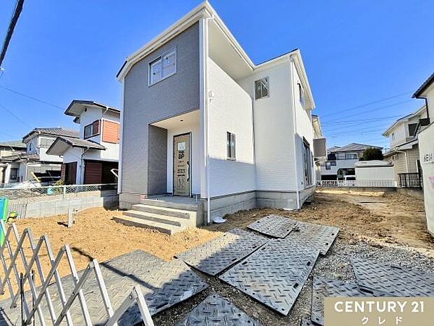 建物のシートが外れました。白を基調にした外壁は風雨や紫外線に強く、長期間にわたり建物を保護します。