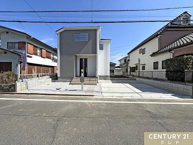 53坪のゆとりある敷地。並列2台駐車できるカースペースに加え、お庭付きで休日の楽しみも広がります。