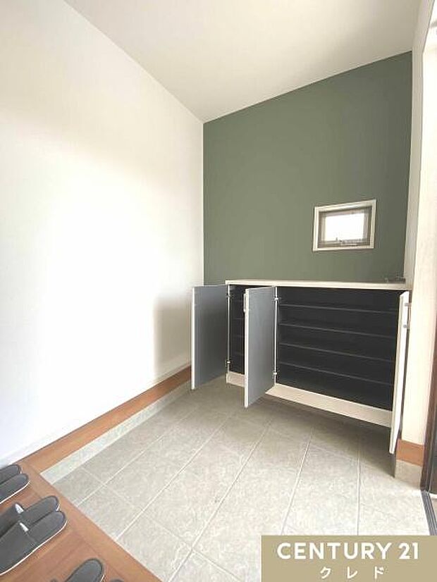 【エントランス】住まいの顔となる玄関。豊富な収納で、住まいはいつもすっきり整頓シューズボックスは家族分の靴がしっかり収納できる大きさなので、玄関がスッキリします！