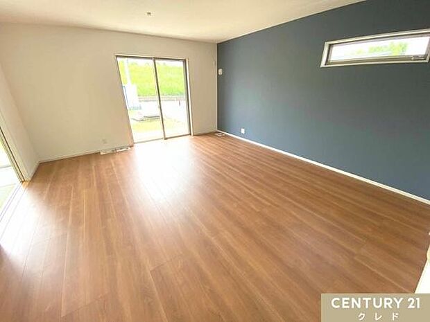 【18.166帖LDK】南側の掃き出し窓の前面にはお庭が広がっているのでカーテンを開けると開放的な空間！お洒落なアクセントクロスはリビングの雰囲気をグッとお洒落にしてくれます。