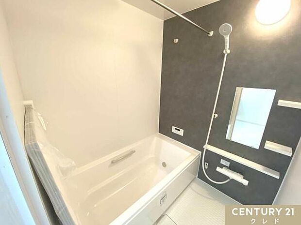 浴室は足を伸ばしてゆったりくつろげる1坪超！浴室乾燥機付きですので、浴室内の温度調整にも便利。冬場のヒートショック対策にもなります。