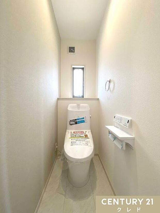 【ウォシュレット機能付トイレ】毎日の快適ライフを送るために必須となった洗浄機能付きトイレ。おしり洗浄、ビデ洗浄、暖房便座の機能を標準装備。座面がポカポカだとホッとリラックスできますね！