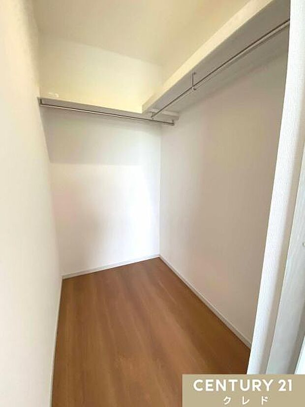 【7帖主寝室ウォークインクローゼット】このサイズの収納があると収納力が上がり便利ですね！衣類から大きな生活用品まで収納できるクローゼットです。