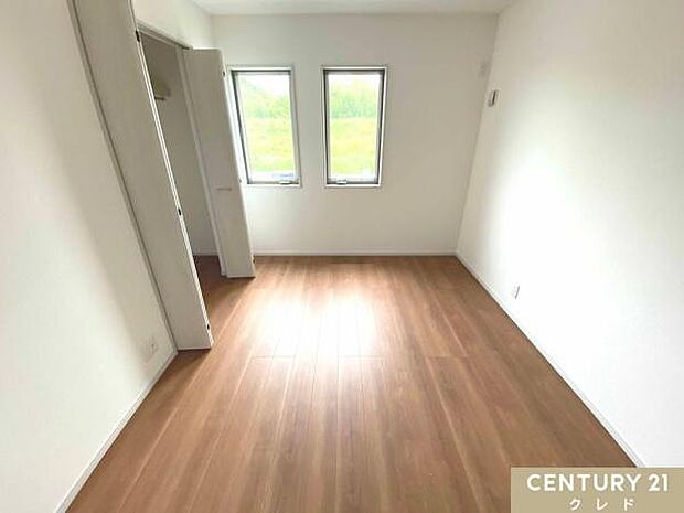 【6帖洋室】全居室、窓と収納がついているプライベートルーム。外からの光が入ることで日中は照明いらず。窓を開ければ爽やかな風が住まいを通り抜けます。