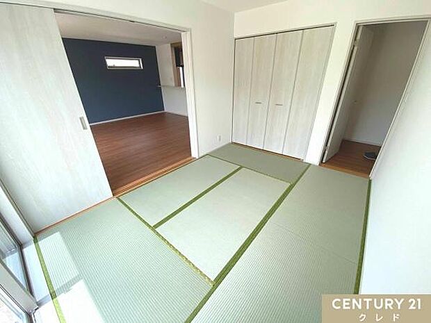 【1階6帖和室】リビングとなりの和室はくつろぎの空間です。お洗濯を畳んだり、お子様と一緒にお昼寝で横になったり様々な用途で活用できます!扉を開放しておくとリビングとの一体感もうまれます!