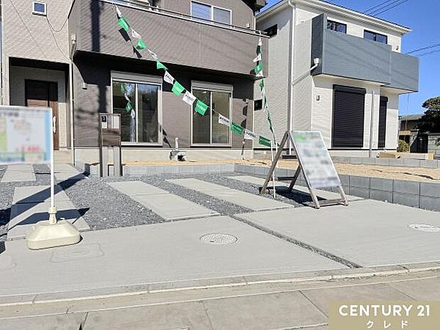 2台を停めることのできる駐車場は、スペースが広く家族の車や来客も余裕を持って駐車可能。出入りも快適で効率的にスペースを使えます。