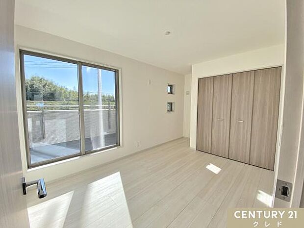 【洋室6.5帖】お住まいは全室、断熱・遮熱性能の高いペアガラスを使用！空調機器と併用すれば、夏は涼しく、冬は暖かなお部屋で過ごせます。