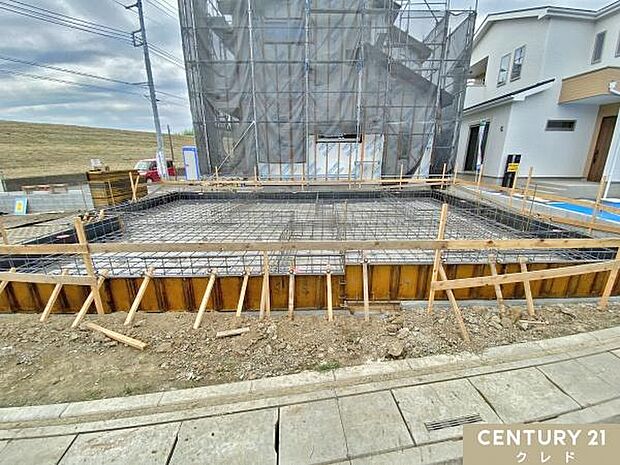 ただいま基礎の状態です。地盤調査を行った後に、家の面積と同じ大きさの基礎を作ることでしっかりと家を支えます。