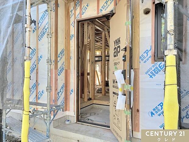 玄関にはドアが付いていました。室内では壁紙、床材、設備機器取り付けなど、室内の細かい作業を行っています。