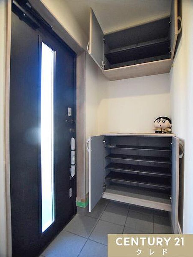 玄関には収納力豊富なシューズボックスを設置しました。ご家族全員分の靴をたっぷりと収納できるので、玄関周りがいつもすっきりと片付きます。