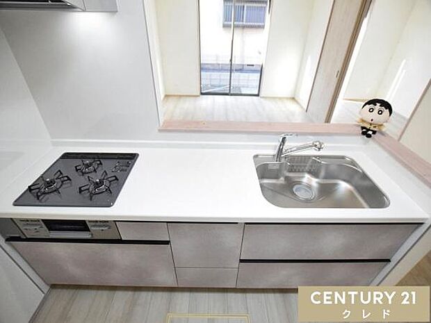 3口コンロと広々シンクを備えた対面式のシステムキッチン。リビングで遊ぶお子さまを見守りながら調理ができるので、毎日の家事も安心ですね。