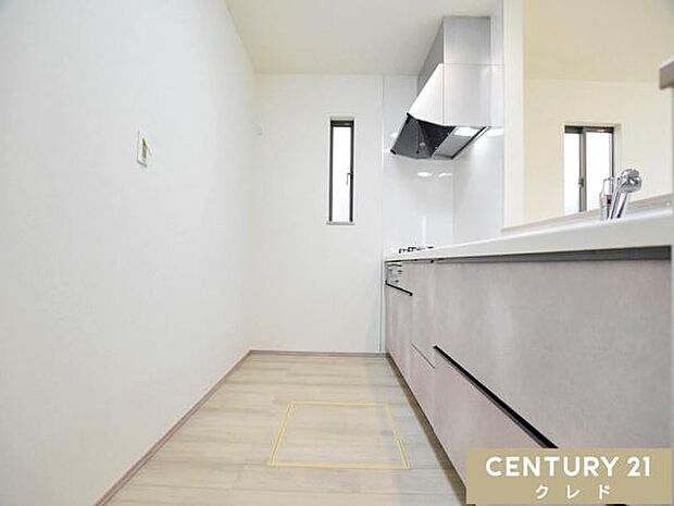 キッチンは大人2人が並んでもゆとりのある広さで、毎日の家事の時間も快適に。お子さまの「やってみたい！」にも、笑顔で応えたくなる空間です。