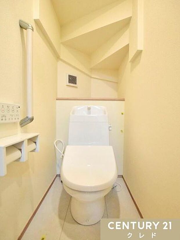 快適性と衛生面を兼ね備えたウォシュレット機能付きトイレ。お手入れもしやすく、清潔な状態を保ちやすいのも魅力です。