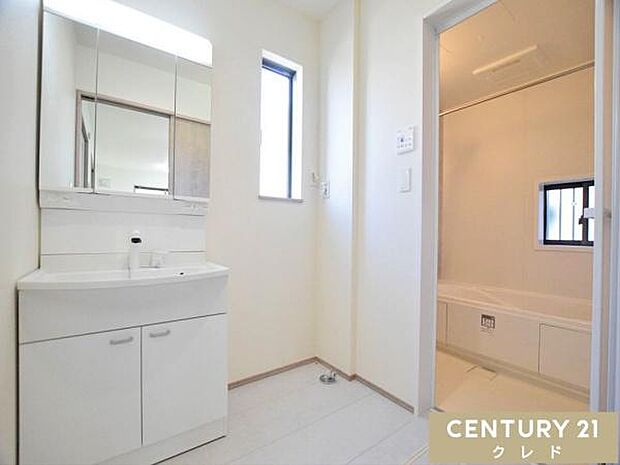 鏡の裏にたっぷりの収納スペースを備えた三面鏡タイプの洗面化粧台。散らかりがちな小物もすっきり片付き、清潔な空間を保てます。