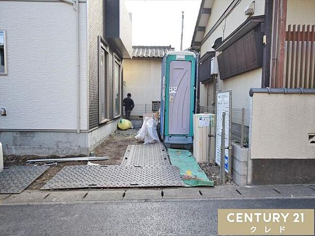 L字に2台駐車可能(車種による)毎日の通勤やお子様の送り迎えなど、車移動がメインの方にも嬉しいですね。