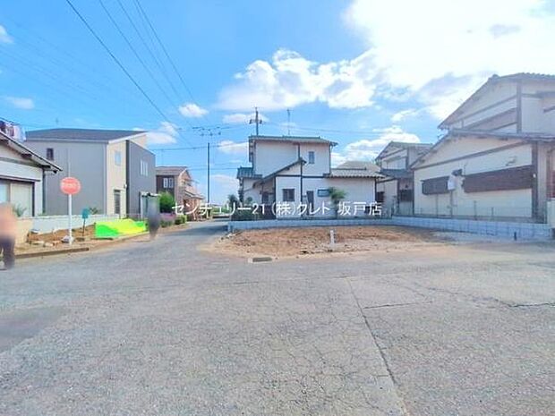 東武東上線「新河岸」駅徒歩19分。北西6ｍ×北東4.2ｍの開放的な角地で、陽当り風通しも良好です。