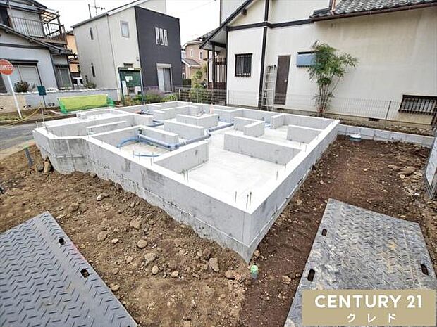 現在は基礎工事中です。床一面と立ち上がりを鉄筋コンクリートで施工し、地震に強い基礎を造ります。