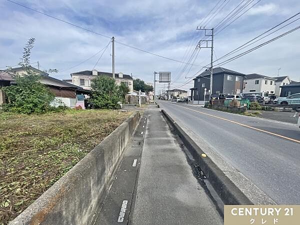 お住まいの南側は幅員7.55ｍの道路に約6ｍ以上接した開けた造り。暖かな南からの陽光を室内にも取り入れられる設計をすることも可能です。