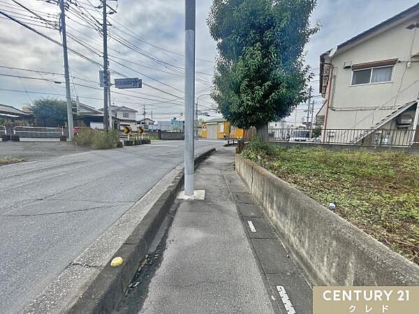 周辺地域へのアクセスも電車やバスなどで移動しやすい立地です。近隣の自然を活かしたアクティビティなどを楽しみたい方にもオススメです。