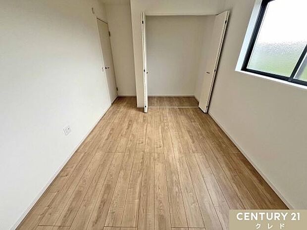 【洋室6.5帖】南と西の2か所に窓を設けた、明るさと通風に配慮した洋室！日中も自然光がたっぷり入り、心地よい風が通り抜ける快適な空間です。